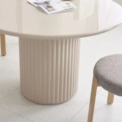 Stół okrągły do jadalni Prinise 120 cm taupe wysoki połysk