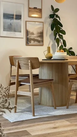 Stół okrągły Gativel 120 cm z okrągłą podstawą lamele dąb naturalny