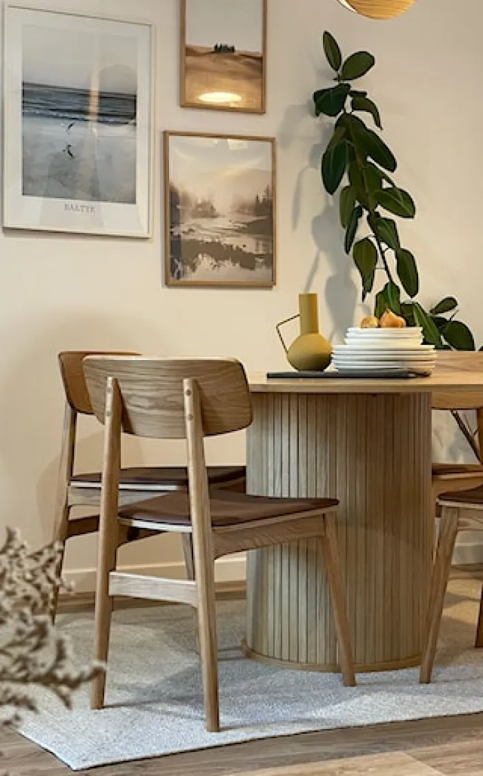 Stół okrągły Gativel 120 cm z okrągłą podstawą lamele dąb naturalny