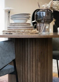 Stół okrągły Gativel 120 cm z okrągłą podstawą lamele dąb palony