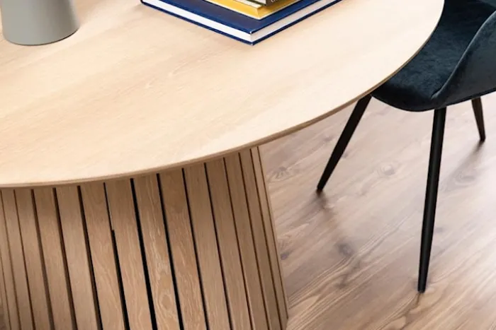 Stół okrągły Gimmar dąb bielony z lamelową podstawą 120 cm