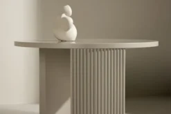 Stolik kawowy Comitty okrągły 60 cm beż piaskowy z ryflowaną podstawą