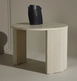 Stolik kawowy Comitty okrągły 60 cm dąb bielony z ryflowaną podstawą