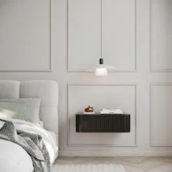 Stolik nocny wiszący Ovarlo z ryflami i szufladą 63 cm czarny