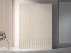Szafa trzydrzwiowa Caletto 150 cm z dwiema szufladami ozdobne lamele beżowa