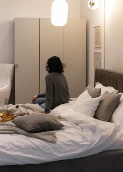 Szafa trzydrzwiowa Moonir z długim drążkiem i siedmioma półkami 150 cm Szary beż