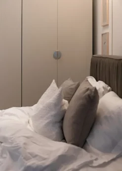 Szafa trzydrzwiowa Moonir z długim drążkiem i siedmioma półkami 150 cm Szary beż