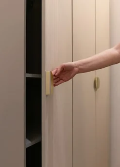 Szafa trzydrzwiowa Moonir z długim drążkiem i siedmioma półkami 150 cm Szary beż