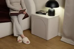 Szafka nocna Arkadia jednodrzwiowa z frezowanymi frontami 50 cm kaszmir