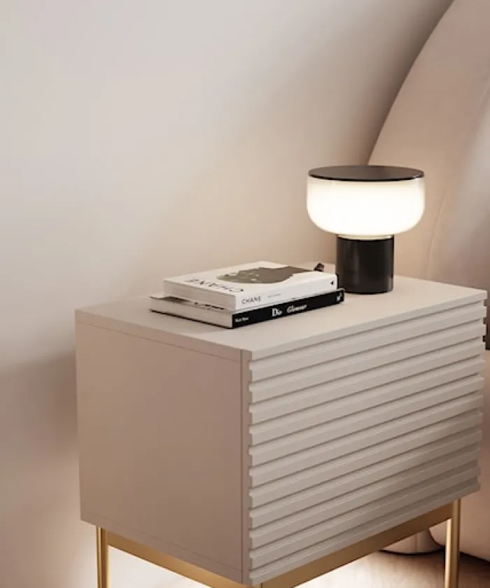 Szafka nocna Linearis z uchylnym schowkiem i oświetleniem LED 46 cm kaszmir na złotych nóżkach