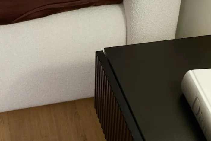 Szafka nocna Veldio New z frezowanym frontem i szufladą 50 cm czarna