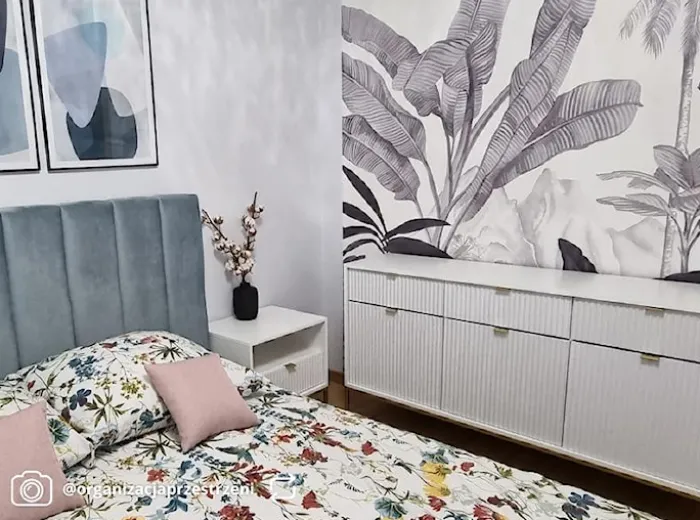 Szafka nocna Vellore 54 cm biała z ryflowanym frontem i złotym stelażem
