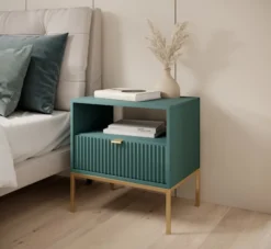 Szafka nocna Vellore 54 cm zielona z ryflowanym frontem, złotymi uchwytami i stelażem