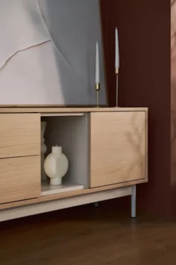 Szafka RTV jednodrzwiowa Layen z dwiema szufladami i trzema wnękami 138 cm dąb lindberg/kaszmir