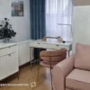 Toaletka biurko Vellore 104 cm biała z ryflowanymi frontami i złotym stelażem