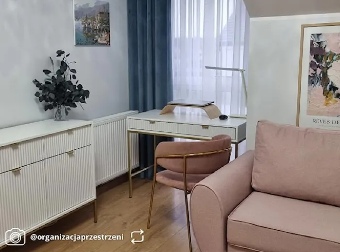 Toaletka biurko Vellore 104 cm biała z ryflowanymi frontami i złotym stelażem