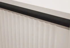 Witryna dwudrzwiowa Osaka z ryflowanym frontem 56 cm beż piaskowy na czarnych nogach