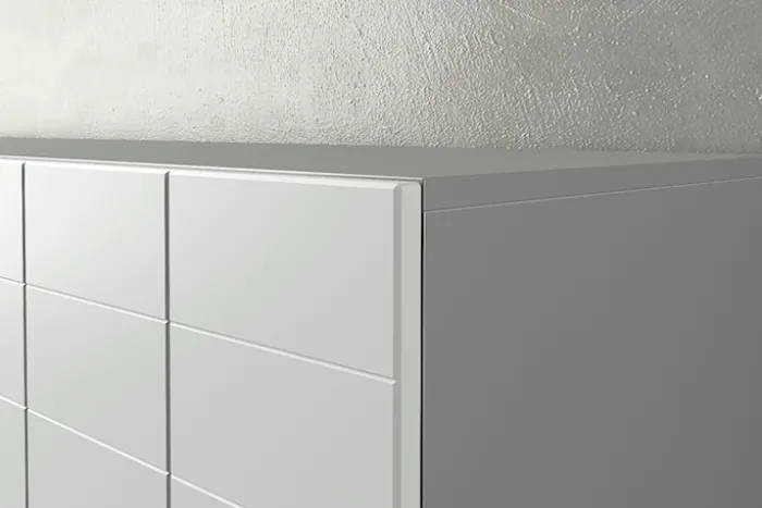 Włoska komoda czterodrzwiowa Antoinettie 110 cm z przetworzonych butelek PET Beton/Biały