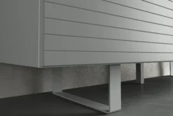 Włoska komoda dwudrzwiowa Gondil 110 cm z przetworzonych butelek PET Beton/Szary