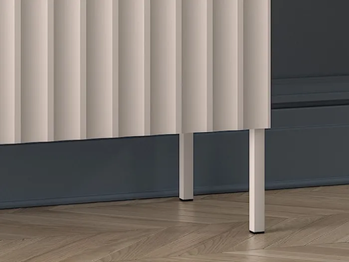 Wysoka komoda dwudrzwiowa Derriva z ryflowanymi frontami 100 cm kaszmir