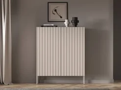 Wysoka komoda dwudrzwiowa Derriva z ryflowanymi frontami 100 cm kaszmir