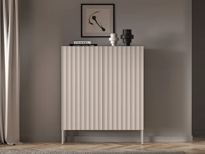 Wysoka komoda dwudrzwiowa Derriva z ryflowanymi frontami 100 cm kaszmir