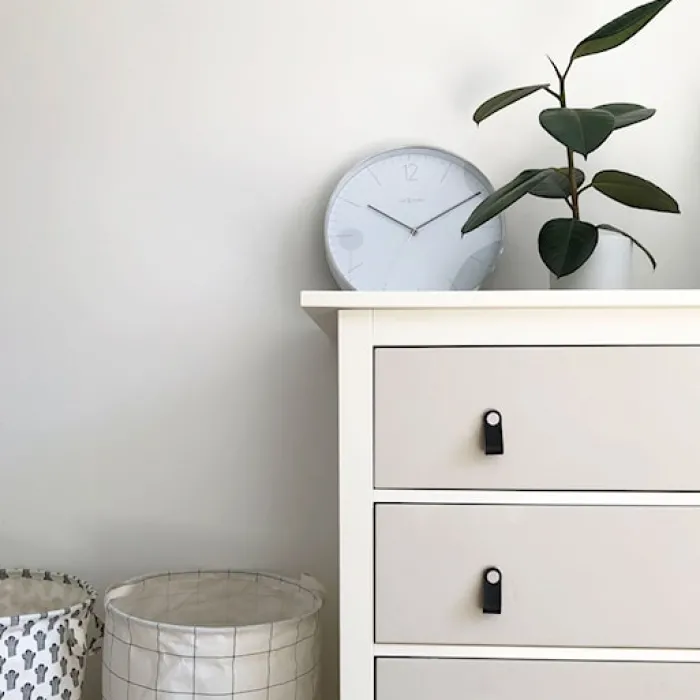 Zegar ścienny Essential 34 cm biało-srebrny