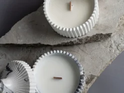 Zestaw 2 świec sojowych Grace Wood & Sea Salt biały gips