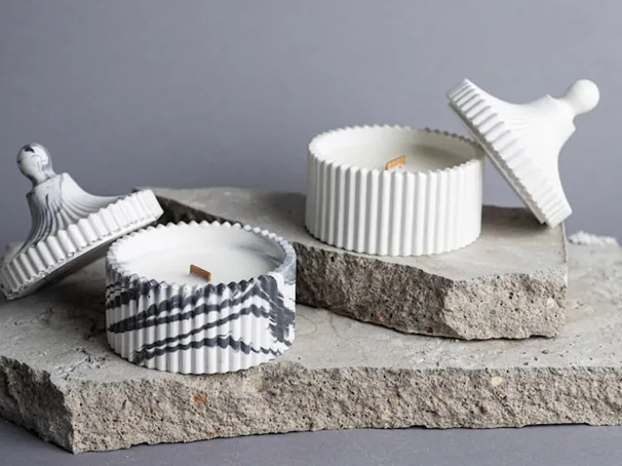 Zestaw 2 świec sojowych Grace Wood & Sea Salt biały gips